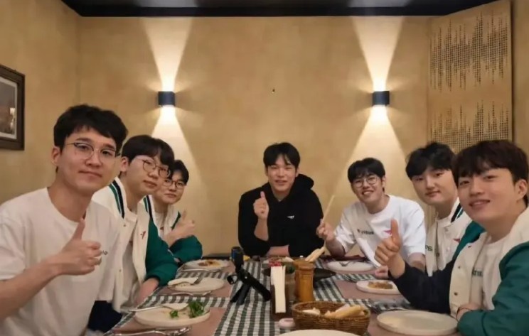 韩国解说分享与T1队员、主播越南聚餐照片